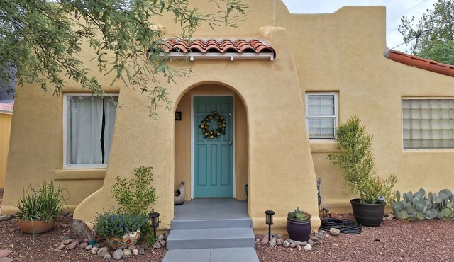 Historic 3 bed 2 bath home, with separate Casita. Walk to the U of AZ campus.