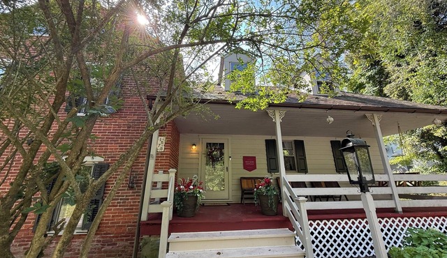 Historic 3 Bedroom 1875 Farmhouse 1 Mile from Lancaster City, Sleeps 8