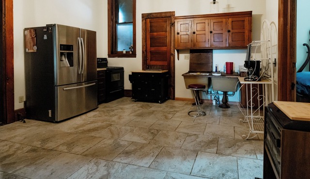 Historic 3-bedroom downtown apartment with WiFi, AC in peaceful Corry