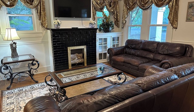 Historic 3-bedroom house with AC in charming Brookhaven