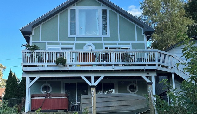 Historic 3-bedroom house on the Fox River in Downtown Algonquin