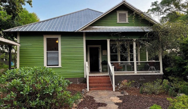 Historic 3-bedroom home in beautiful Athens. Walkable to town and Campus.