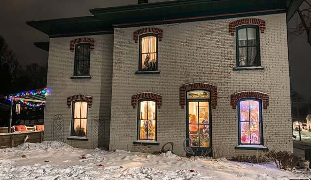 Historic 3 -bedroom house in Algona close to downtown WiFi. 2 parks nearby