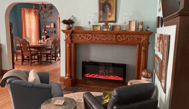 Historic 3 bedroom home 3 blocks from Il. Wesleyan and shopping
