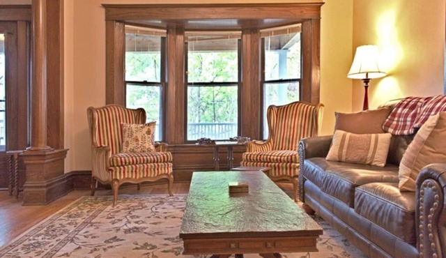 Historic 3 bedroom home 2 blocks from Medical Mile