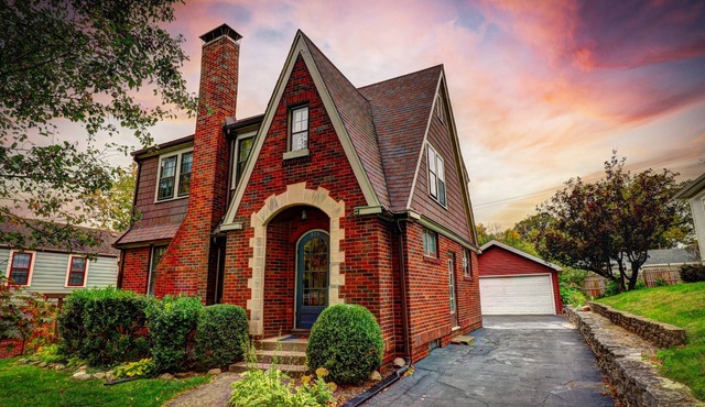 Historic 3 BR Home w/Game Room Near Millikin Univ.