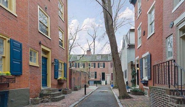 Historic 3 story Center City Row House near attractions -Washington Sq.