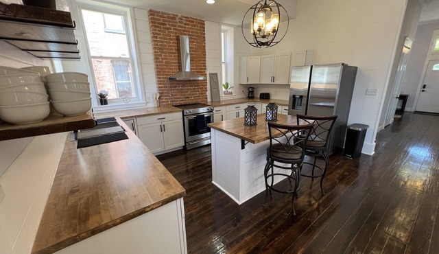 Historic 3 Story Home - Sleeps 20!