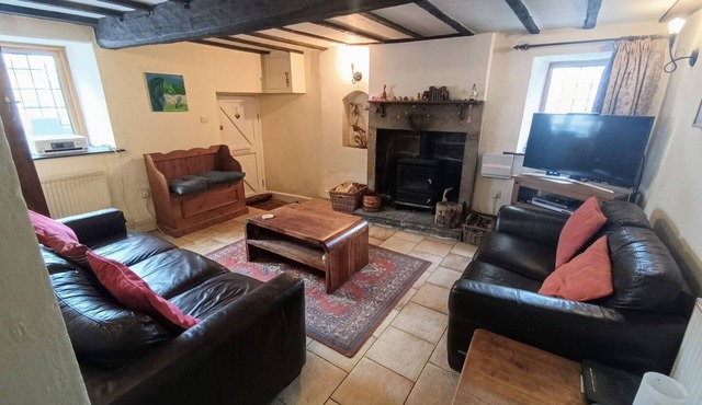 Historic 3BD Cottage: Cozy and Private Retreat