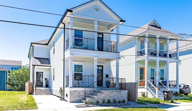 Historic 3BR Mid-City home by Lafitte Greenway. Sleeps 6, patio, Wi-Fi, Smart TVs, walk to Superdome