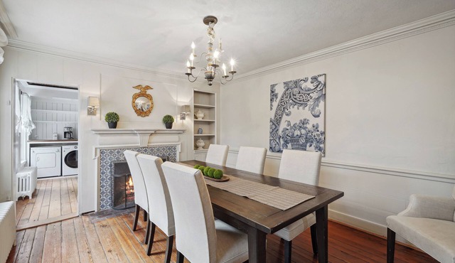 Historic 4-bedroom Brockett's Row house in Old Town Alexandria