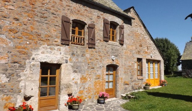 Historic 4-bedroom house with fireplace, enclosed garden and pets allowed