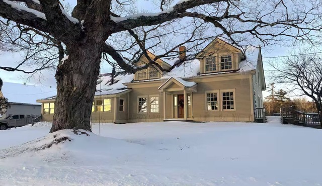 Historic 4-bedroom House on working Horse Farm. 20 Mins to Okemo.