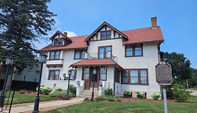 Historic, 4-bedroom house in charming Hartford