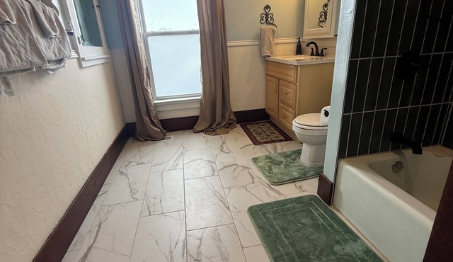 Historic 4-bedroom house in Marion for a cozy getaway.