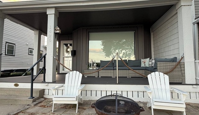 Historic 4 bedroom lake front home with/Sauna and Spa in charming Racine