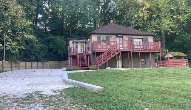 Historic 4-bedroom house in Glen Carbon with AC