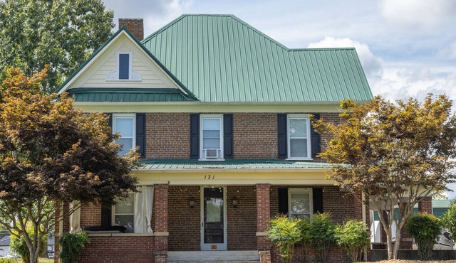 Historic 4 bedroom house with hot tub-great location