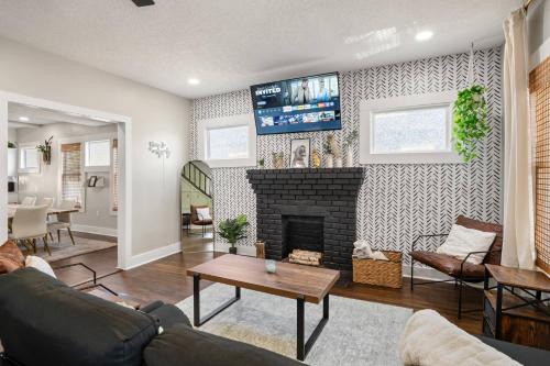 Historic 4BR Home centrally located in Riverside.