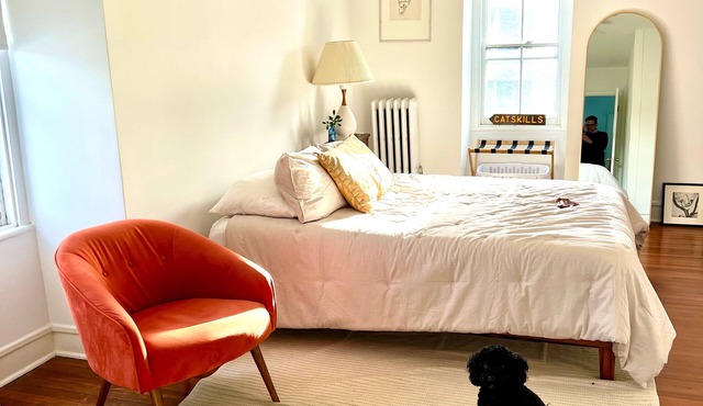 Historic 4br house in Beacon, 3 floors, fenced yard, porch, WiFi, dog-friendly