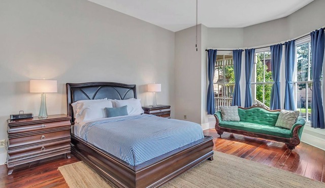 Historic 4BR w/Porches Walk to Forsyth & Savannah Charm