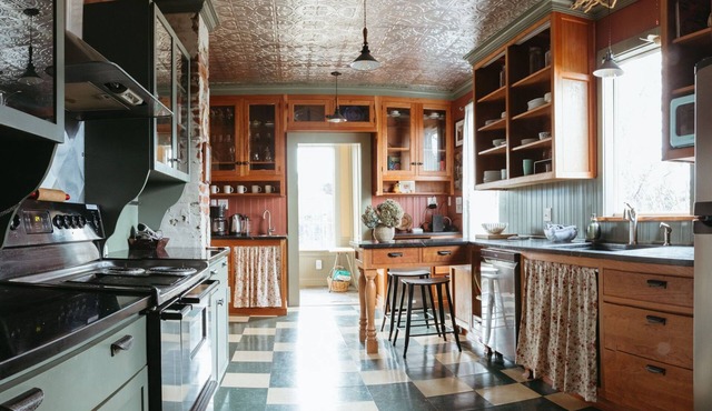 Historic 5 Bdrm Home w/Hot Tub Sleeps 10