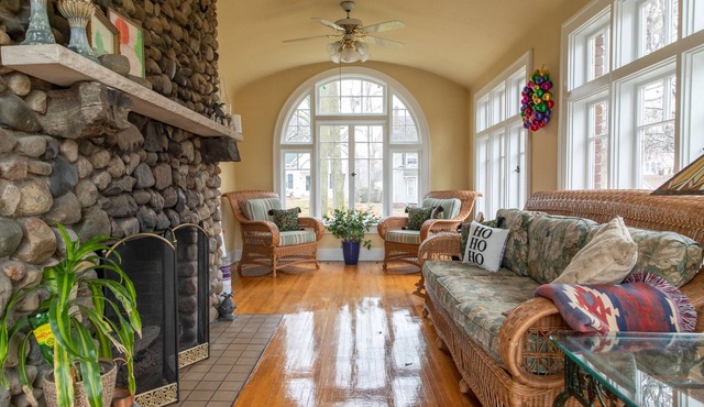 Historic 5bd House w/Sunroom & 2 Fireplaces