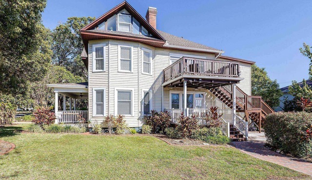 Historic 5BR |4 King Beds | Walk to Florida Southern U | Private Deck | Near Lake Hollingsworth!