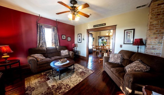 Historic 6-bedroom Country farmhouse AC, WiFi in rural Francesville