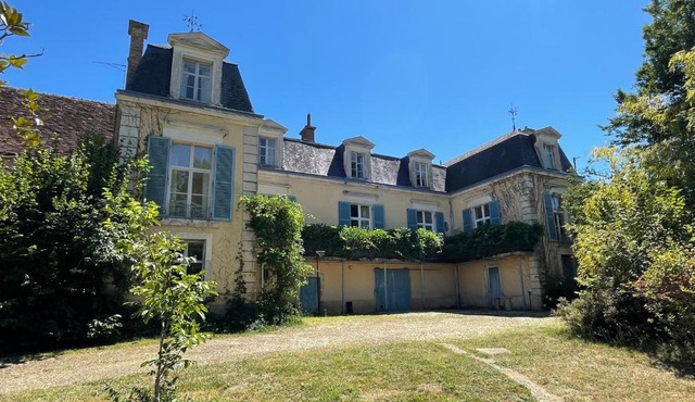 Historic 6 bedroom villa with pool & large garden