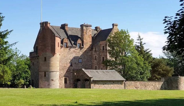 Historic 6-Bedrooms Castle Retreat