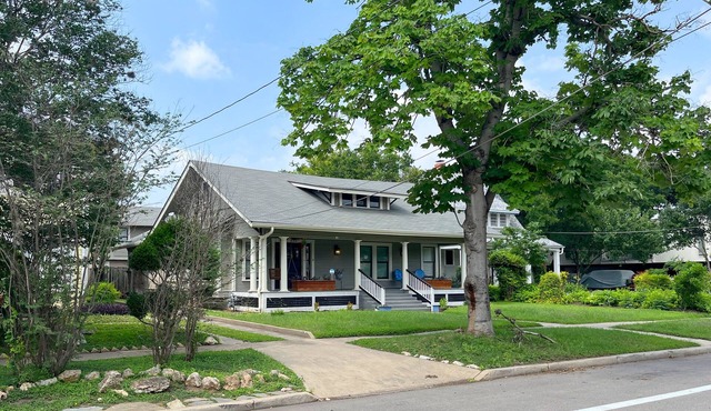 Historic 7-BR Luxury with hot tub, in the heart of town