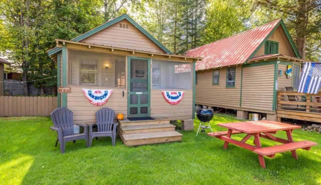 Historic Adirondack Cottage, Just Steps Away from the Beautiful 4th Lake Here at Stiefvater's Lakeside Cottages!