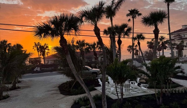 Historic Admiral Benbow Club Suite-4 beds x 4 Baths, 2 Kitchens, Beach Access !