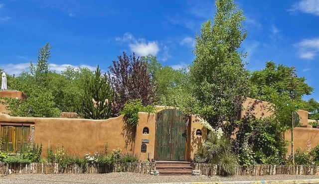Historic adobe Downtown Compound for Large Groups, Walk to Plaza