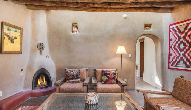 Historic Adobe, Kiva Fireplace, Walk to Canyon Rd