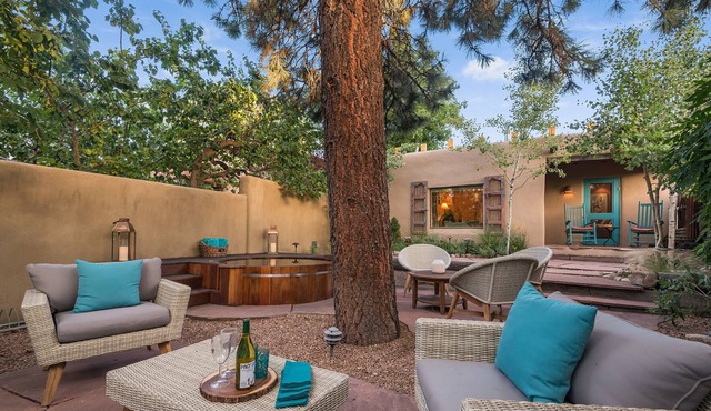 *Historic Adobe w Hot Tub & Bikes, Centrally located on Canyon Road*