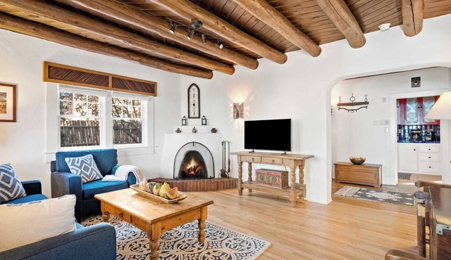 Historic Adobe, Walk to Railyard and the Plaza