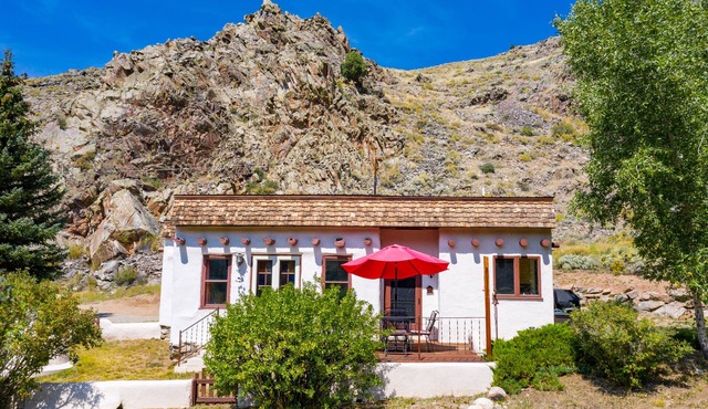 Historic Almont Adobe House, very private location and fishing rights!
