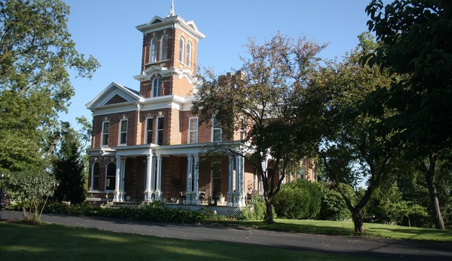 Historic and Inspirational Mansion in quaint MO river town!