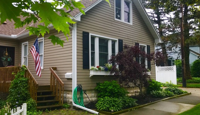Historic and quiet St. Joseph neighborhood: Lovely comfortable 100 yo two story