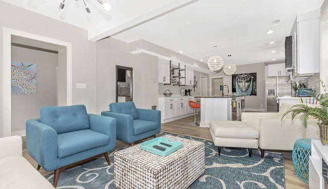 Historic Annapolis~New interior~5+ parking spaces~6BR, 4BA