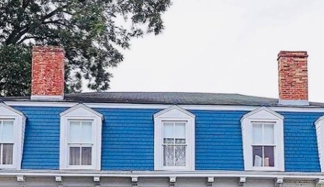 Historic apartment in walking distance to cafes and boutiques!