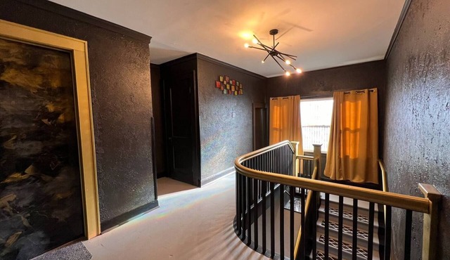 Historic Apartment Close To Downtown w/Private Patio - Long Stays Welcomenn