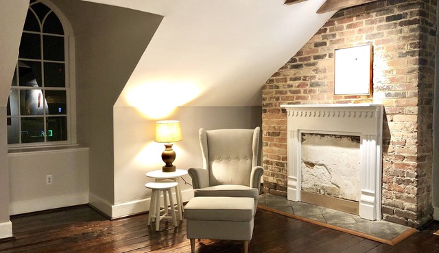 Historic Apartment in the Heart of Old Towne with Bird's Eye views