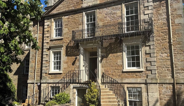 Historic Apartment in Colinton Village with Car Parking