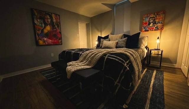 Historic Apt: King Bed & Workspace