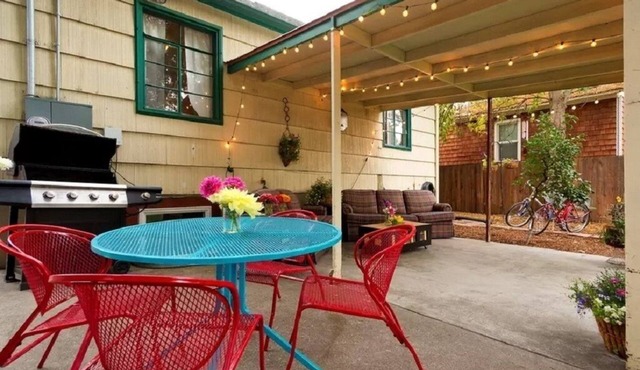 Historic Art-Deco Suite easy walking distance to downtown, Hyde Park and River!