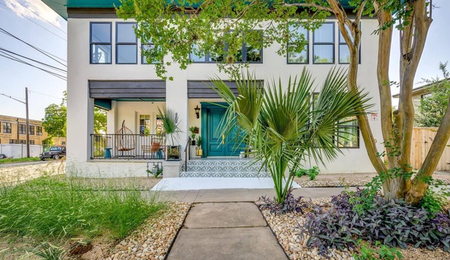 Historic B&B in Austin: Walkable to SXSW! 7 Private Suites, Sleep 25!