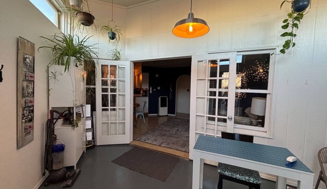 Historic Bakery Storefront-Private Yard & Laundry